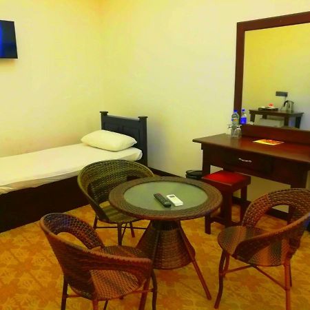 Euro Star Hotel Katunayaka Buitenkant foto