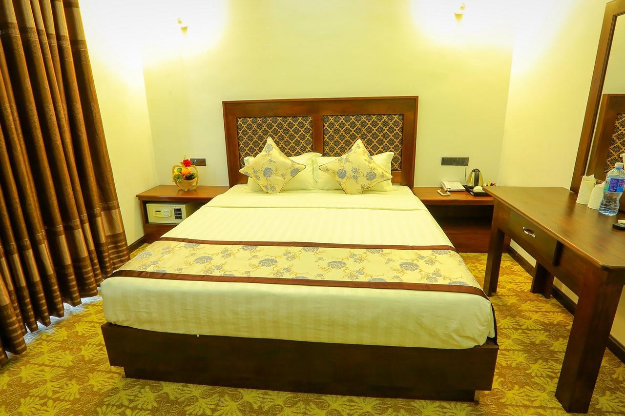 Euro Star Hotel Katunayaka Buitenkant foto