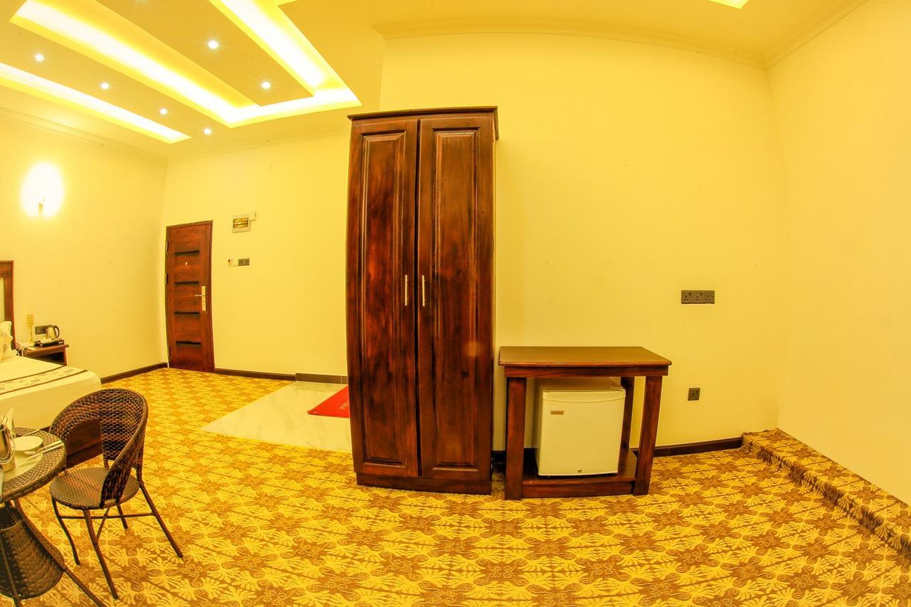 Euro Star Hotel Katunayaka Buitenkant foto