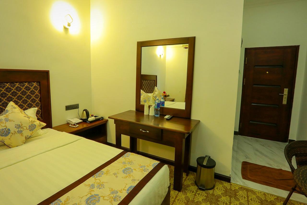 Euro Star Hotel Katunayaka Buitenkant foto