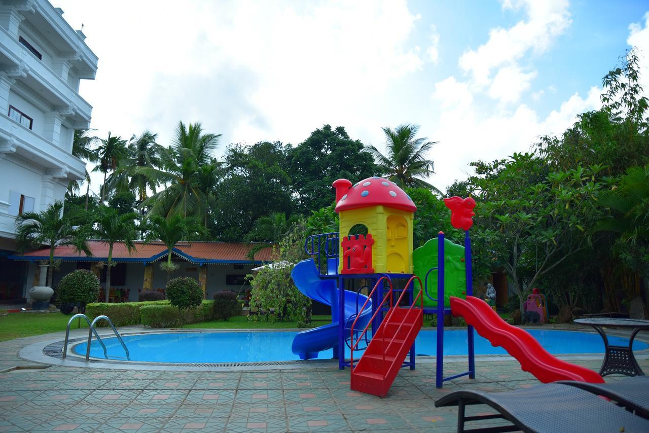 Euro Star Hotel Katunayaka Buitenkant foto