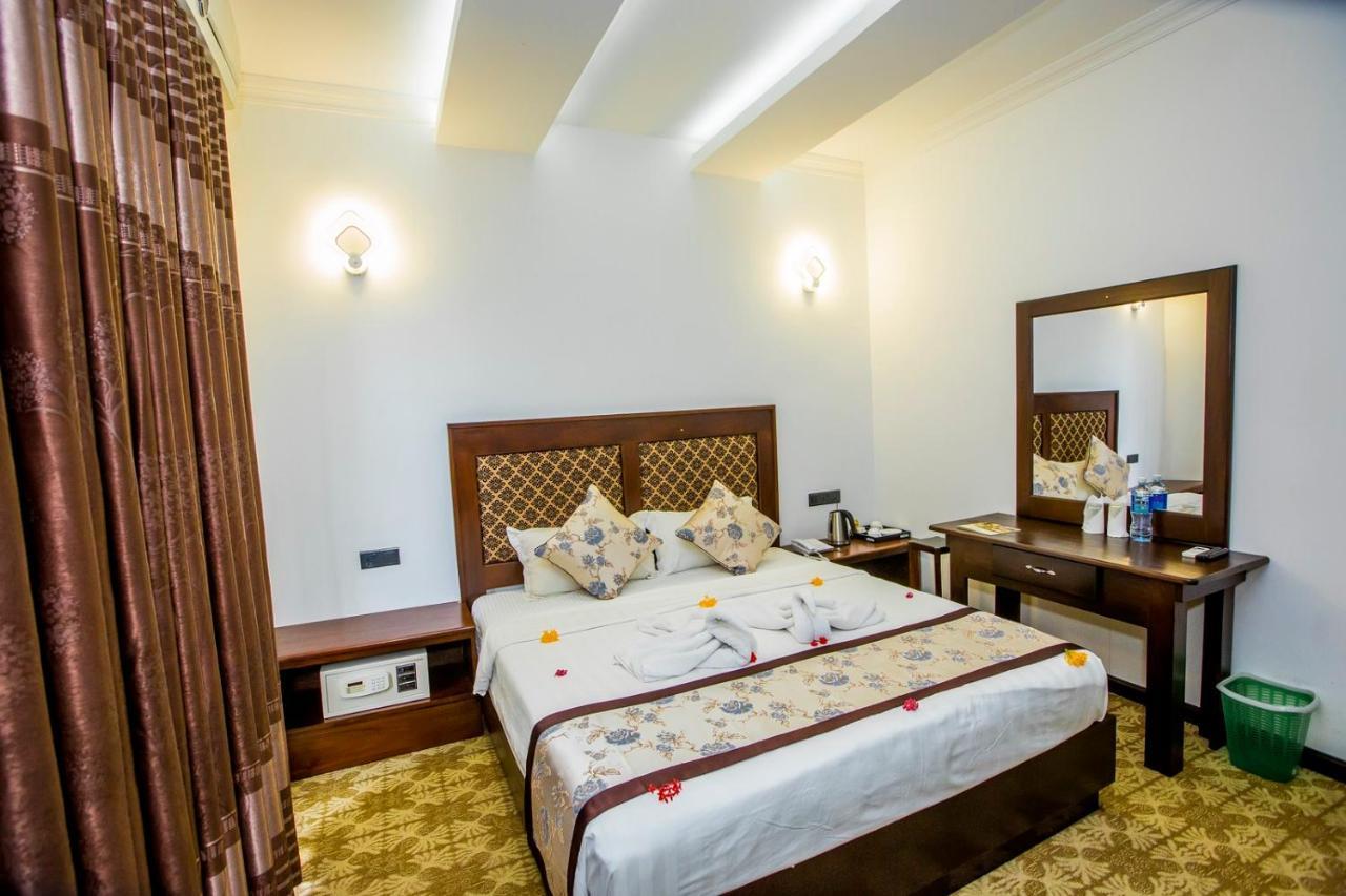 Euro Star Hotel Katunayaka Buitenkant foto