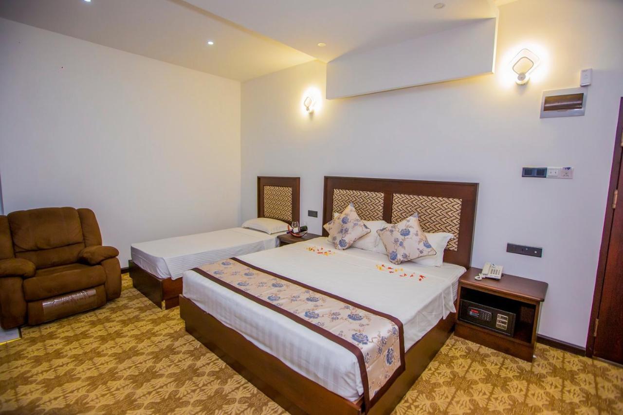 Euro Star Hotel Katunayaka Buitenkant foto