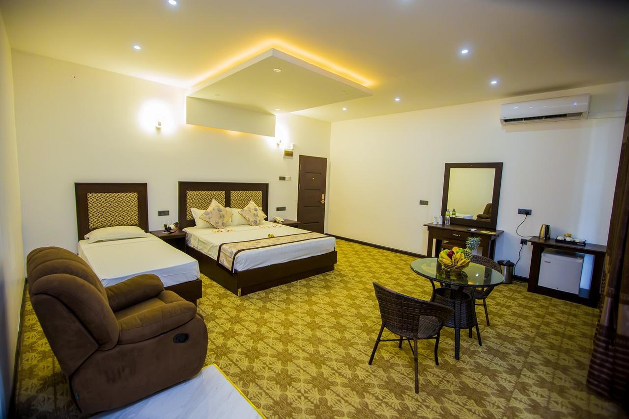 Euro Star Hotel Katunayaka Buitenkant foto