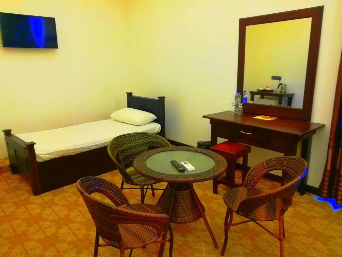 Euro Star Hotel Katunayaka Buitenkant foto