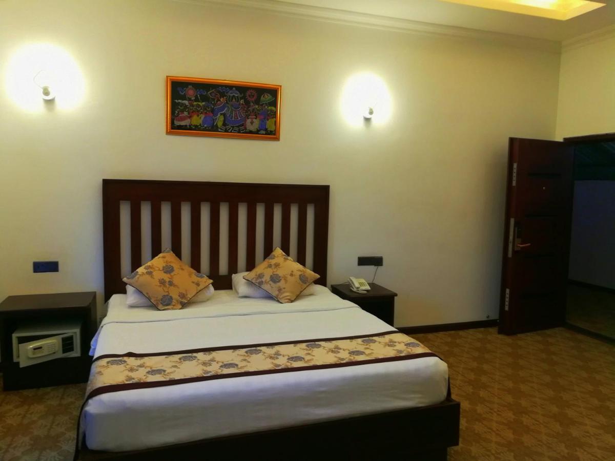 Euro Star Hotel Katunayaka Buitenkant foto
