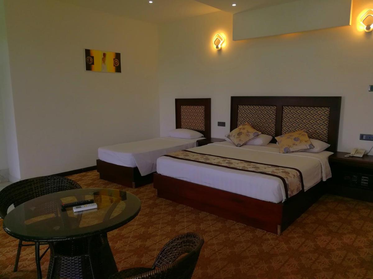 Euro Star Hotel Katunayaka Buitenkant foto